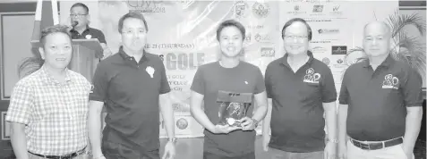  ??  ?? Martin Mendoza (center) bagged both the best gross and best net individual titles in the 2018 Business in Golf Tournament at Alta Vista Golf and Country Club. He received his prizes from (from left) CCCI VP for Membership Felix Taguiam, CBM 2018 Chair...