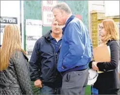  ?? TODD MAISEL/NEW YORK DAILY NEWS ?? Mayor de Blasio checks on Build it Back progress in Queens, joined by Amy Peterson (r.), who is finishing job as she moves on to new post.