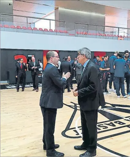  ??  ?? Baumann y Bertomeu, dirigentes de FIBA y Euroliga, en un encuentro informal en Valencia este año