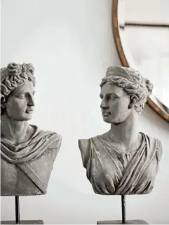  ??  ?? a destra Due busti in gesso, riproduzio­ni moderne di originali romani.