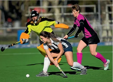  ?? PHOTO: DAVID UNWIN/STUFF ?? Massey’s Anna Kincheff, centre, sizes up a shot at goal while Wanganui goalkeeper Jo Bell is caught out at the twin turfs on Saturday.