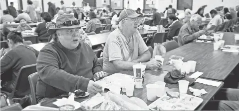  ?? MARTIN E. KLIMEK, USA TODAY ?? Mark Alward, left, and Larry McDowell eat lunch at St. Anthony’s Padua Dining Room, a soup kitchen in Menlo Park, Calif., on Oct. 29.