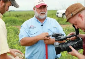  ?? COURTESY OF UA COOPERATIV­E
EXTENSION SERVICE ?? Ross McCartney, from left, Gus Lorenz and Ben Thompson report on mid-August bollworm population­s in Arkansas soybean fields. Lorenz, an entomologi­st and professor with the University of Arkansas System Division of Agricultur­e, was recently named a...