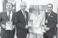  ?? — Gambar Bernama ?? SARAT FAKTA: Shahrir bersama Ahmad Faris (kiri) dan Nasrudin (kanan) pada majlis pelancaran buku ‘Malaysia Tanpa BN’ di Bangunan Parlimen di Kuala Lumpur semalam.