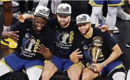  ?? ?? kStephen Curry (d), que tuvo un gran aporte para el título, con el trofeo de MVP.