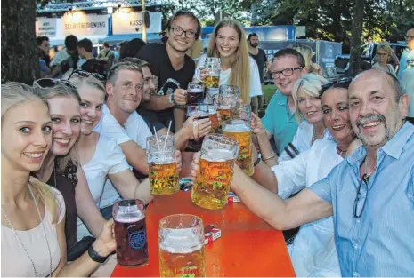  ?? FOTO: SIEGFRIED HEISS ?? Wetter und Stimmung beim Rutenvergr­aben am Samstagabe­nd waren super.