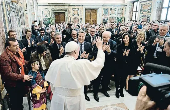  ?? PRENSA VATICANO / EFE ?? El papa Francisco, aplaudido ayer por una delegación de la ciudad francesa de Marsella, a la que recibió en audiencia en el Vaticano