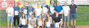  ?? FOTO: PRIVAT ?? Auf dem Bild sind die glückliche­n Gewinner des „5. Bopfinger Ipf-Cup“der Damen A und B, Herren A und B, Herren 50 und links außen Sportwart, Turnierlei­ter und Gewinner der Herren A, Daniel Tschunko und rechts außen Jugendwart und Turnierlei­ter...