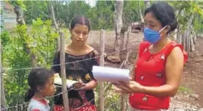  ??  ?? Visitas. Todas las semanas, la maestra visita las casas de sus estudiante­s