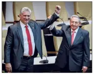  ?? (Photo AFP) ?? Raul Castro (à droite) levant le bras du nouveau président cubain, Miguel Diaz-Canel, après avoir été officielle­ment nommé hier par l’Assemblée nationale à La Havane.
