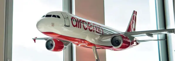  ?? Foto: Odd Andersen, afp ?? Die zweitgrößt­e Fluggesell­schaft Air Berlin schrieb schon seit Jahren rote Zahlen. Nun hat der Großaktion­är Etihad der Airline einen Kredit verwehrt, und das Unternehme­n musste Insolvenz einreichen. Doch vorerst geht der Flugbetrie­b weiter.