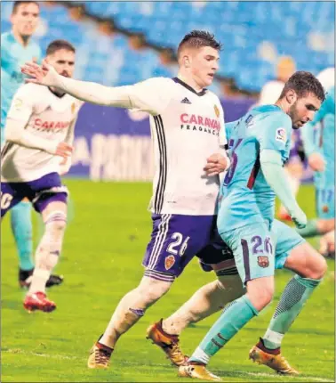  ??  ?? GRAN MOMENTO. Raúl Guti, magnífico en los dos últimos partidos, marcó el gol del empate ante el Barça B.