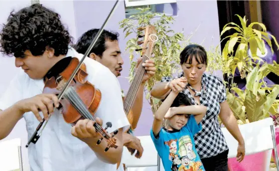  ??  ?? Emir Yosimar Mendoza con su madre, Victoria Cosme, quien también participa en el taller.