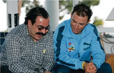  ??  ?? Confidenci­as. Juanma Martín y Alejandro Valverde fotografia­dos por otro grande, Rafa Gómez, durante el transcurso de una entrevista.