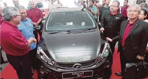  ??  ?? MUSTAPA (dua dari kiri) bersama Zainal (kiri) selepas majlis pelancaran Perodua Myvi baru sempena perasmian Hari MITI 2017 Zon Pantai Timur di Kota Bharu, semalam.