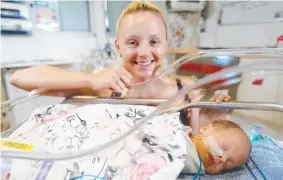  ?? Picture: Stewart McLean ?? Steph Hawes, of Innisfail, with 35-week-old daughter, Akiera, in the Cairns Hospital pediatrics ward.