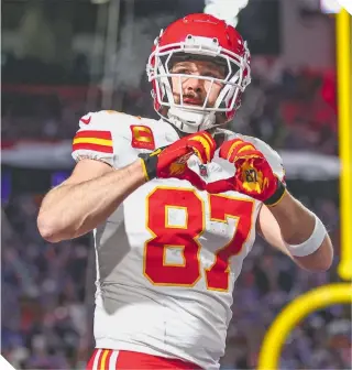  ?? ?? Tras cada gran acción de Travis Kelce, la gente se pregunta si las cámaras enfocarán el palco para ver a la estrella pop.