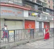  ?? HT PHOTOS: BACHCHAN KUMAR ?? A police team (left) patrols streets of Kopar Khairane in Navi Mumbai on Friday. Most shops and markets remained closed in the area, which is still tense after a 19yearold teenager succumbed to his injuries suffered during the Maratha agitation on Wednesday.