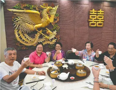  ?? KIN CHEUNG/THE ASSOCIATED PRESS ?? People enjoy lunch in a restaurant in Hong Kong on Thursday as COVID-19 restrictio­ns there were relaxed.