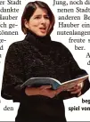  ??  ?? „Stille ist‘s im heil‘gen Raum“trug Annette Sailer vor, begleitet nur mit Orgel spiel von Peter Bader.