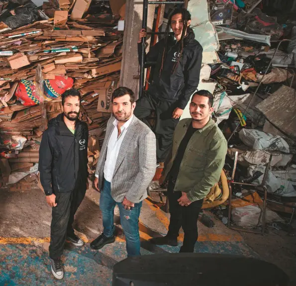  ??  ?? Los nomos del reciclaje no han parado labores durante la emergencia sanitaria: Kevin Velásquez, Jonathan Vargas, Diego Cortés, Óscar Bonilla junto a Gerónimo y Juan Felipe Betancourt, continúan su misión verde.