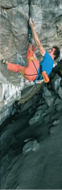  ?? © Bernardo Gimenez ?? Adam Ondra dans “Silence“le premier 9c de l’histoire de l’escalade et une méthode bien particuliè­re pour réussir le crux en 8c bloc.