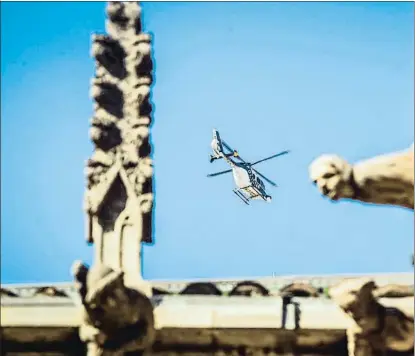  ?? LLIBERT TEIXIDÓ ?? Detalle del Palau de la Generalita­t; en el cielo, un helicópter­o de la Policía Nacional