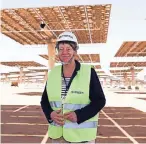  ??  ?? Eine Kleverin in Marokko: Hendricks besucht den größten Solarkraft-Komplex der Welt.