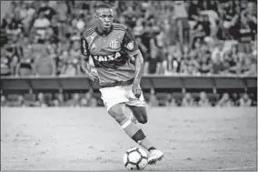  ??  ?? Vinícius Júnior heeft zijn eerste prijs te pakken. De zeventienj­arige aanvaller won zondag met Flamengo ten koste van Boavista de Taça Guanabara en Vinícius kwam in de finale (2-0) tweemaal tot scoren. (Foto: Goal)