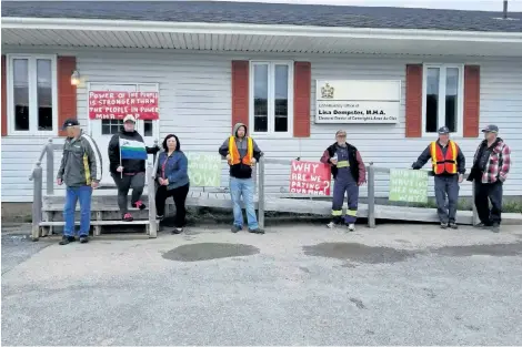  ?? CANADIAN PRESS HANDOUT ?? People protest in front of the office of the area’s member of the legislatur­e in Forteau, N.L., in this undated handout photo. Hedley Ryland, mayor of L’Anse-auLoup, has supported a series of roadside protests, which on Monday included blockades of the...