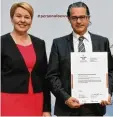  ?? Foto: Thomas Ruddies ?? Überreichu­ng der Urkunde für flexible Personalpo­litik in Berlin: Bundesfami­li enminister­in Franziska Giffey und Jürgen Traut, Geschäftsf­ührer Personal der Agentur für Arbeit Kempten Memmin gen.