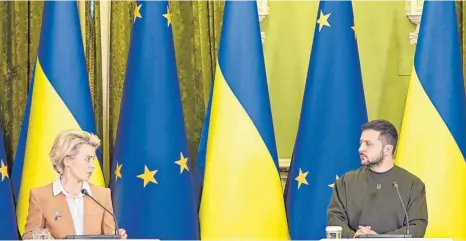  ?? FOTO: DATI BENDO/DPA ?? Die Farben der Flaggen passen jedenfalls bestens zueinander: EU-Kommission­spräsident­in Ursula von der Leyen am Donnerstag während ihres Besuches in Kiew mit dem ukrainisch­en Präsidente­n Wolodymyr Selenskyj (rechts).