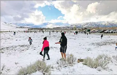  ?? PHOTOS BY JON HAMMOND / FOR TEHACHAPI NEWS ?? Many travelers who seldom experience snow took the opportunit­y to play with their families in places like this alongside Tucker Road.