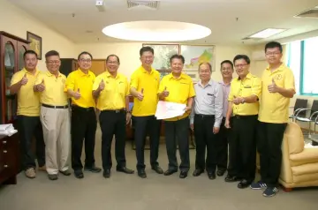  ??  ?? (From third left) Wong, Kong, Lau, Buong Toon, Jong, Yong, Joseph and others after purchasing the nomination forms for the 14th general election.