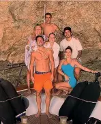  ?? ?? Vacanze terminate Angel Di Maria, 34 anni, a Ibiza con la moglie e i compagni di nazionale Paredes e Lo Celso e signore