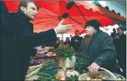  ?? AP/Pool/ERIC FEFERBERG ?? French centrist presidenti­al candidate Emmanuel Macron visits a market Saturday in Poitiers, central France.