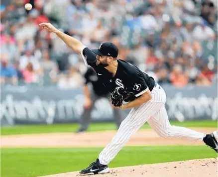  ?? CHRIS SWEDA/CHICAGO TRIBUNE ?? White Sox starter Lucas Giolito delivers to the Astros Saturday in the first inning at Guaranteed Rate Field.