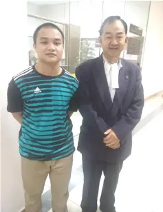  ??  ?? Lim with Awang Jamalludin at the High Court yesterday.