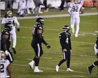  ?? DERIK HAMILTON — THE ASSOCIATED PRESS ?? Eagles kicker Jake Elliott, center, walks off the field after missing a 22-yard field goal during the first half against the New Orleans Saints Sunday.