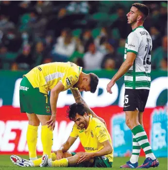  ?? ?? Hélder conforta Gaitán, vítima de uma “porrada” em Alvalade