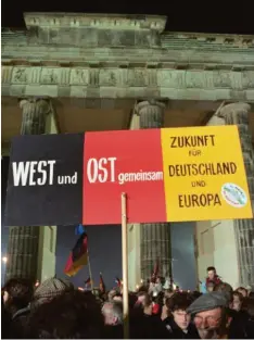  ?? Foto: dpa ?? So zuversicht­lich sah das am 3. Oktober 1990 in Berlin aus. Und mit dem Ruf „Wir sind das Volk“hatten die Menschen im Osten noch nach Öffnung verlangt.