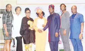  ??  ?? L-R: Kate Henshaw, Nollywood actress; Oke Maduewesi, MD, Zaron Cosmetics Limited; Nonye Mike-nnaji, president, Spotlight African Network); Owoseni Funke, LAWMA street sweeper; Muyiwa Gbadegeshi­n, incoming LAWMA MD; Kemi Michael-jabagun, public affairs and communicat­ion manager, NBC Limited, and Ken Opara, general and regional manager at Fidelity Bank, at the launch and award event in Lagos, recently.