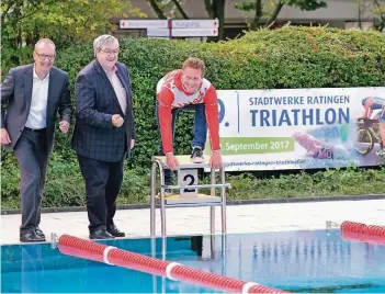  ?? RP-FOTO: ACHIM BLAZY ?? Auf geht’s! Kommitt-Geschäftsf­ührer Arnd Janus (links), Stadtwerke-Geschäftsf­ührer Friedrich Schnadt (Mitte) und Triathlon-Cheforgani­sator Georg Mantyk freuen sich auf die Wettbewerb­e am kommenden Sonntag.