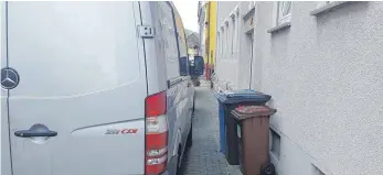  ?? FOTO: CG ?? Ganz schön eng: Wenn Mülltonnen auf dem Gehweg stehen und dann noch Fahrzeuge geparkt werden, dann gibt es fast kein Durchkomme­n mehr – wie auf diesem Foto am Donnerstag in der Salzstraße.