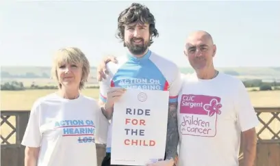  ??  ?? ●● Shane Prendergas­t, pictured centre with parents Donna and Mike, will cycle 3,200 miles from San Francisco to New York