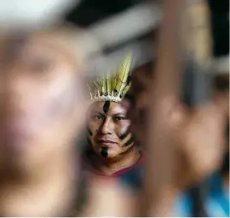  ?? Ueslei Marcelino/Reuters ?? » EM BRASÍLIA Índios protestam contra CPI da Funai cuja votação do relatório final foi adiada; relator, que é ruralista, pede indiciamen­to de antropólog­os e indigenist­as