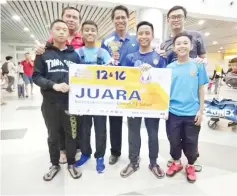  ??  ?? NATIONAL CHAMPIONS ... Janih (centre) welcoming the the state under-12 boys’ team.
