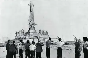  ?? ?? Milicianos disparan al monumento del Sagrado Corazón en el Cerro de los Ángeles en 1936