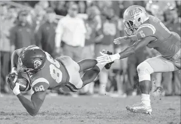  ?? Robert Gauthier Los Angeles Times ?? USC TIGHT END Daniel Imatorbheb­he goes to the ground after making a catch against Adarius Pickett.