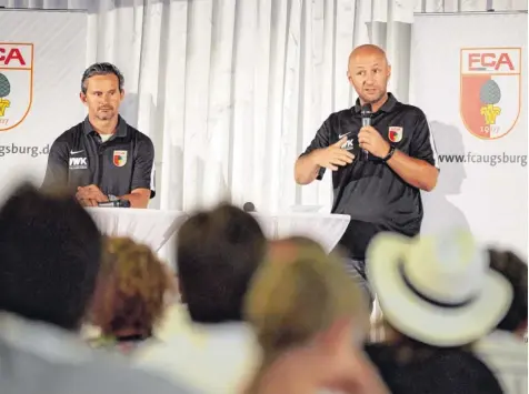  ?? Foto: Klaus Rainer Krieger ?? Rund 100 FCA-Fans nutzten gestern Abend die Gelegenhei­t, FCA-Trainer Dirk Schuster (links) und FCA-Präsident Klaus Hofmann zu befragen.